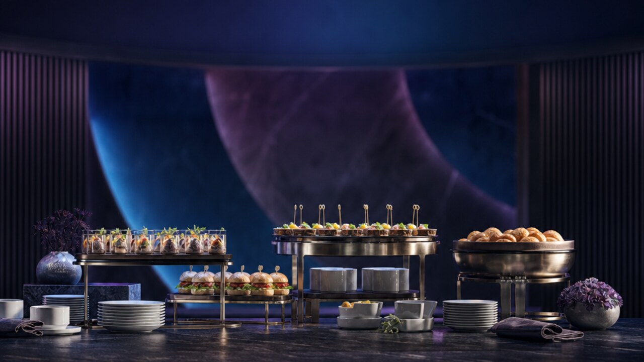 Montaje de catering corporativo en miniatura con bandejas y vajilla.